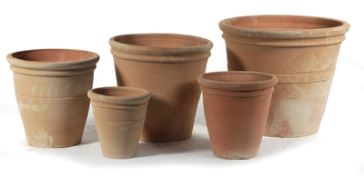 Voorwaarde boete Gasvormig Set van vijf terracotta potten met ringdecoratie